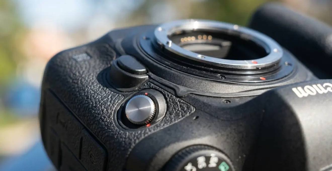 Gros plan sur les joints d'étanchéité orange d'un boîtier photo professionnel, texture détaillée, faible profondeur de champ